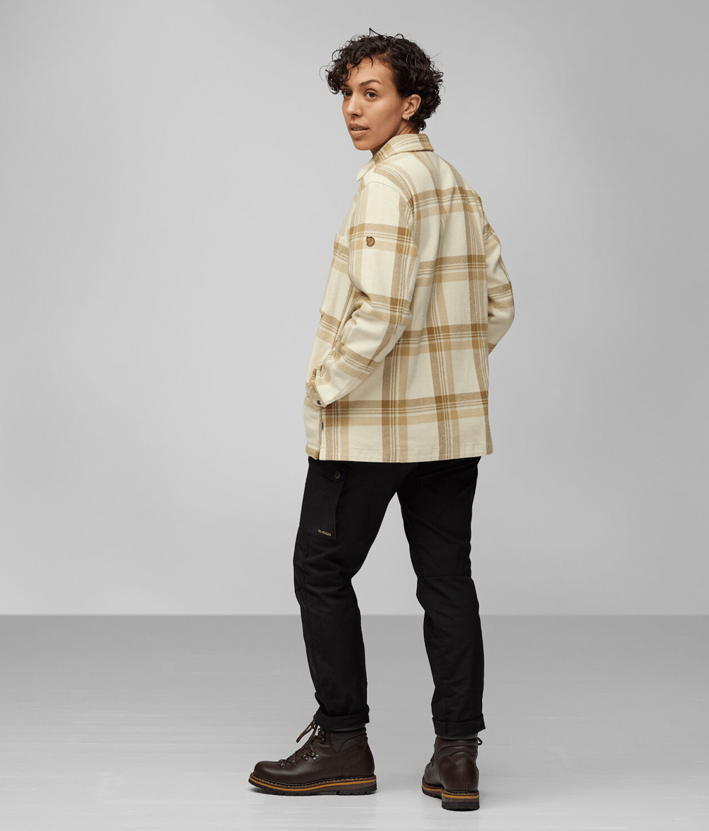 Camisa-feminina-singi-flannel-overshirt-chalk-white-dune-beige-F86986-F113196_7