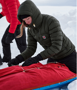 Jaqueta-feminina-expedition-pack-down-com-capuz-mustard-yellow-F86122-F161_15