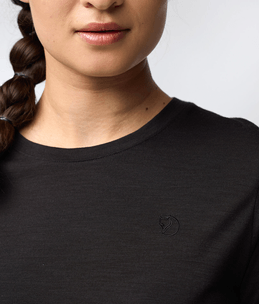 Abisko_Wool_LS_W_84102-550_G_MODEL_FJR.png
